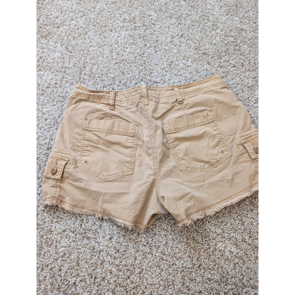 American Eagle 90s Boyfriend Cargo Shorts Khaki Tan Frayed Hem Size 8 Stretch - Picture 3 of 5